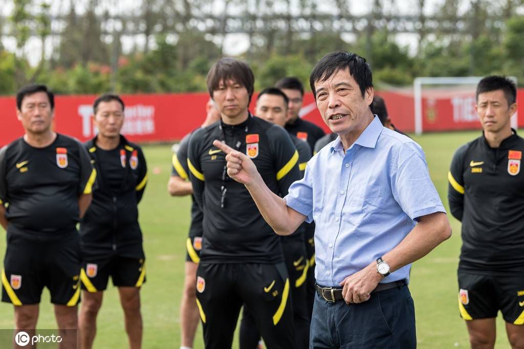 比赛焦点瞬间：第5分钟，水晶宫右路弧顶定位球机会，埃泽直接打门打偏了。